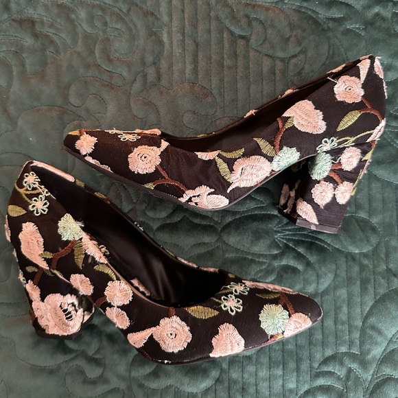 Embroidered heels - Picture 3 of 4